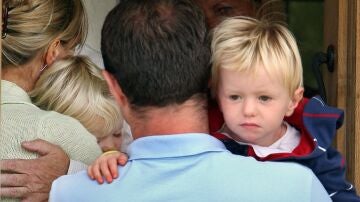 Sean McCann, en brazos de su padre en 2007