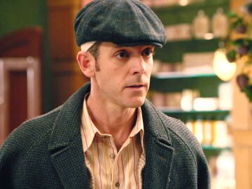 &iexcl;Encontronazo en la colonia! Luis pide ayuda a las chicas de la tienda, pero se marcha enfadado