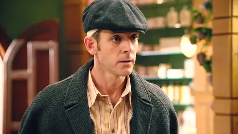 ¡Encontronazo en la colonia! Luis pide ayuda a las chicas de la tienda, pero se marcha enfadado ¡Encontronazo en la colonia! Luis pide ayuda a las chicas de la tienda, pero se marcha enfadado