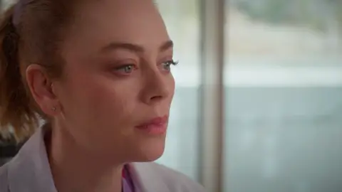 Bahar se ve obligada a confesar ante la junta médica y arriesga su relación con Evren Bahar se ve obligada a confesar ante la junta médica y arriesga su relación con Evren