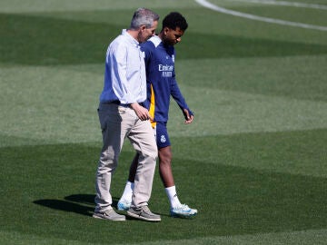 Rodrygo, en el momento de retirarse del entrenamiento en Valdebebas