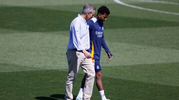 Rodrygo, en el momento de retirarse del entrenamiento en Valdebebas