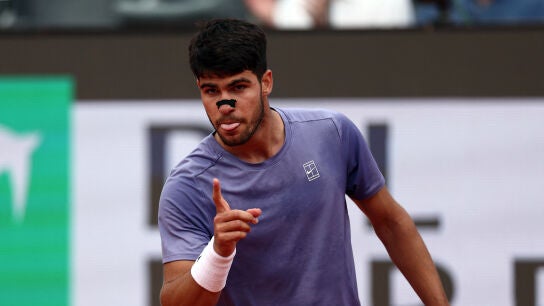 Carlos Alcaraz celebra un punto ante Karen Khachanov 