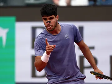 Carlos Alcaraz celebra un punto ante Karen Khachanov Carlos Alcaraz celebra un punto ante Karen Khachanov