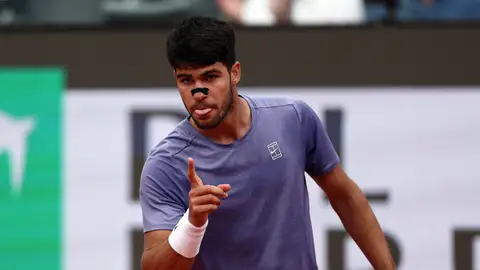 Carlos Alcaraz celebra un punto ante Karen Khachanov Carlos Alcaraz celebra un punto ante Karen Khachanov