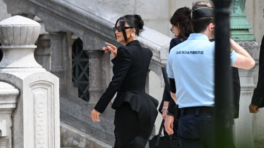 Kim Kardashian con su madre y abogados llegan al juzgado en Par&iacute;s, Francia