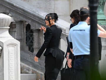 Kim Kardashian con su madre y abogados llegan al juzgado en París, Francia