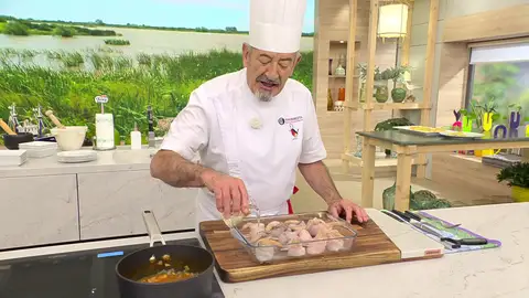 Colócalos en un recipiente apto para el horno, riégalos con el txakoli Colócalos en un recipiente apto para el horno, riégalos con el txakoli