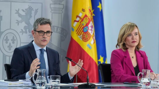 La ministra Portavoz, Pilar Alegr&iacute;a, y el ministro de la Presidencia, Justicia y Relaciones con las Cortes, F&eacute;lix Bola&ntilde;os