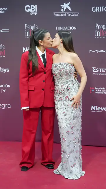 El romántico beso de Alba Paul y Dulceida El romántico beso de Alba Paul y Dulceida