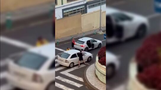 V&iacute;deo: A golpes con los ocupantes de un coche en plena calle en Tenerife