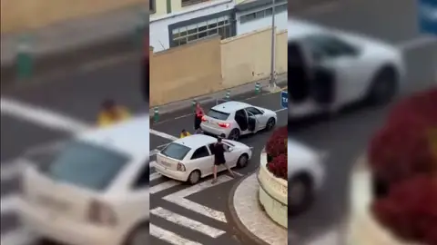 Pelea en un coche en plena calle en Tenerife Vídeo: A golpes con los ocupantes de un coche en plena calle en Tenerife