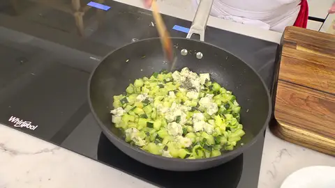 Trocea el queso azul, agrégalo al wok y saltéalo brevemente Trocea el queso azul, agrégalo al wok y saltéalo brevemente