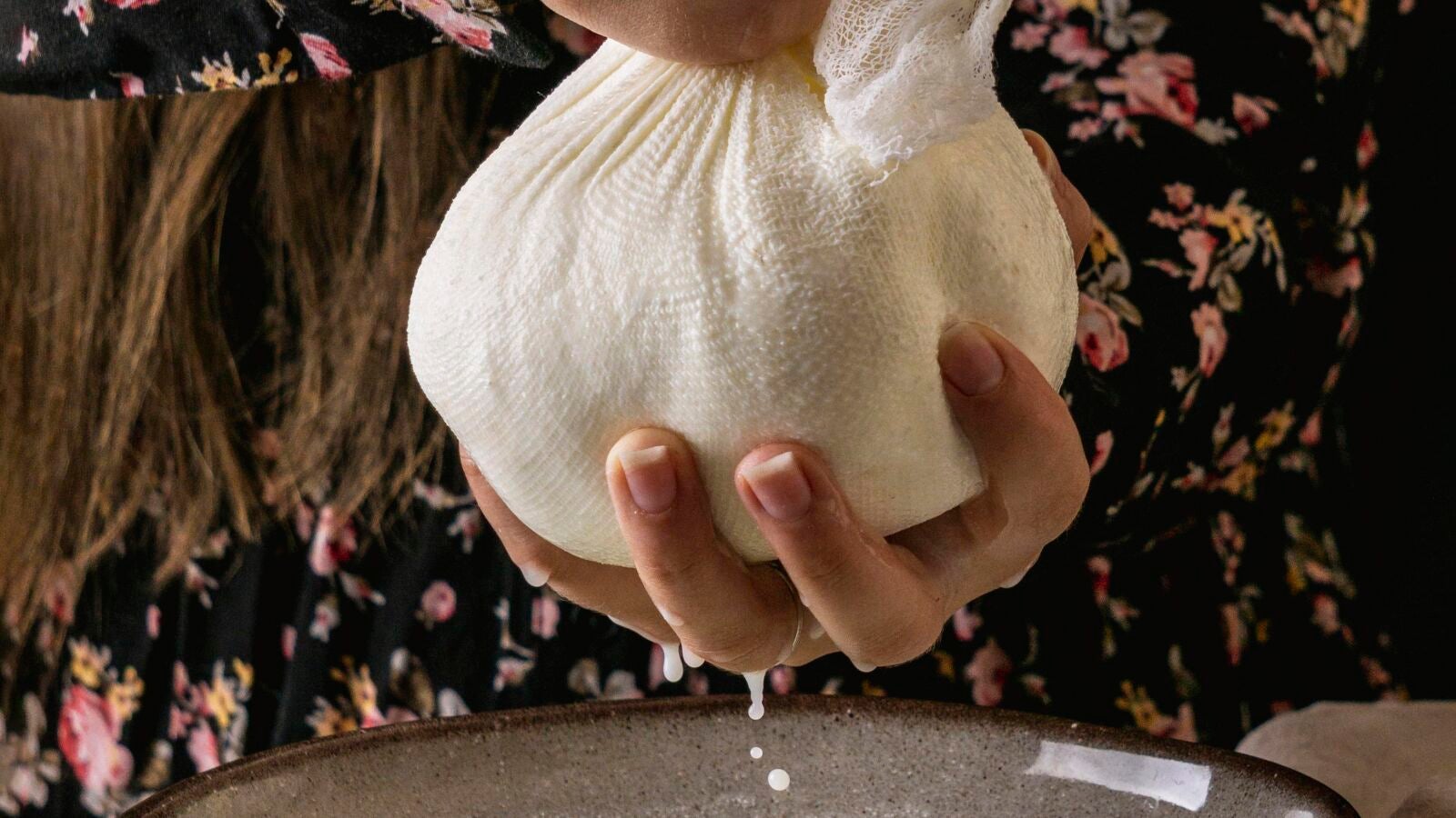 Cómo aprovechar el suero lácteo, el líquido amarillo que sobra al hacer queso en casa
