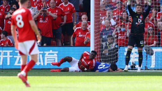 El delantero nigeriano Taiwo Awoniyi en el momento de chocar con el poste