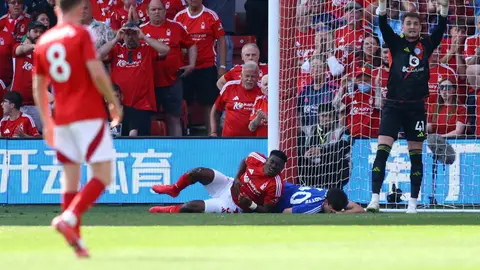 El delantero nigeriano Taiwo Awoniyi en el momento de chocar con el poste El delantero nigeriano Taiwo Awoniyi en el momento de chocar con el poste
