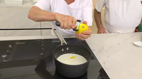 Añade el arroz, el azúcar y los trozos de corteza de limón Añade el arroz, el azúcar y los trozos de corteza de limón