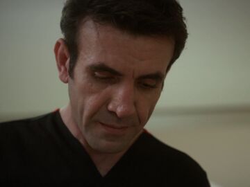 Timur rompe su coraza tras perder a una joven madre en el parto: el caso que lo deja marcado para siempre 