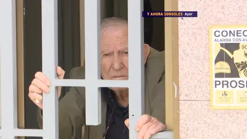 Los residentes de Navas del Rey, ¿retenidos?: "No nos dejan salir y yo estoy autorizado" Los residentes de Navas del Rey, ¿retenidos?: "No nos dejan salir y yo estoy autorizado"