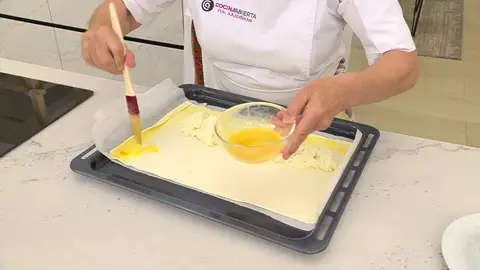 Bate el huevo y con ayuda de un pincel, unta los bordes del hojaldre Bate el huevo y con ayuda de un pincel, unta los bordes del hojaldre