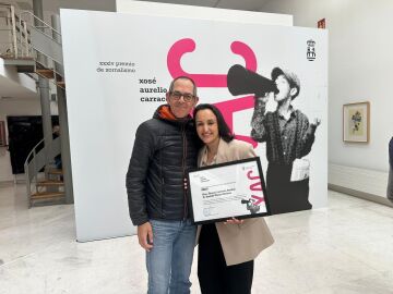 Los galardonados, la periodista Úrsula Lorenzo y el operador de cámara Andrés Vilela