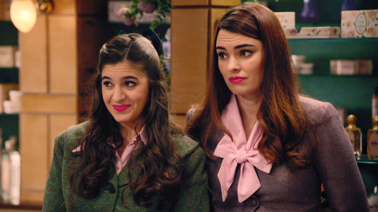 Luis se disculpa con las chicas de la tienda y ellas aceptan ayudarle en la  creación del perfumen