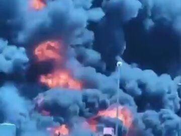 El momento de la explosión que ha provocado el incendio en una nave de productos químicos de Alcalá de Guadaíra