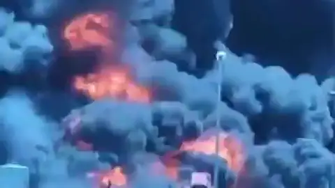 El momento de la explosión que ha provocado el incendio en una nave de productos químicos de Alcalá de Guadaíra El momento de la explosión que ha provocado el incendio en una nave de productos químicos de Alcalá de Guadaíra
