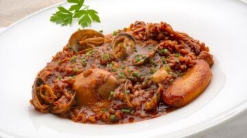 Arroz cremoso con chipirones y almejas, de Arguiñano: "Vas a ver qué fácil se hace un arroz en cazuela en el horno"