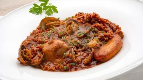Arroz cremoso con chipirones y almejas, de Arguiñano: "Vas a ver qué fácil se hace un arroz en cazuela en el horno" Arroz cremoso con chipirones y almejas, de Arguiñano: "Vas a ver qué fácil se hace un arroz en cazuela en el horno"
