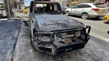 Imagen de un vehículo destrozado por los enfrentamientos entre milicias rivales en Trípoli