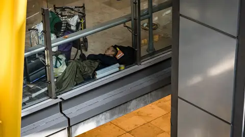 Un hombre duerme en la T4 del Aeropuerto Adolfo Suárez-Madrid Barajas Un hombre duerme en la T4 del Aeropuerto Adolfo Suárez-Madrid Barajas