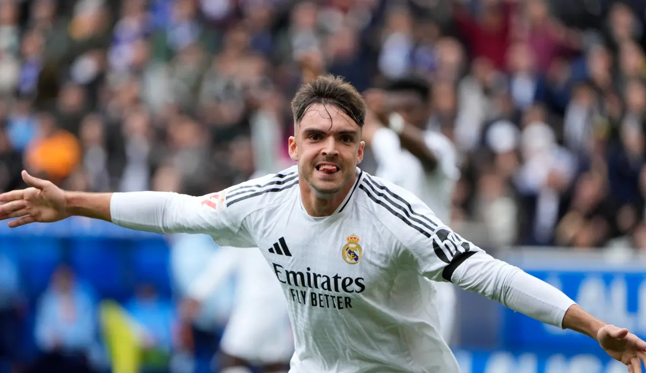 Raúl Asencio celebra un gol con el Real Madrid