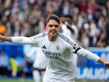 Raúl Asencio celebra un gol con el Real Madrid