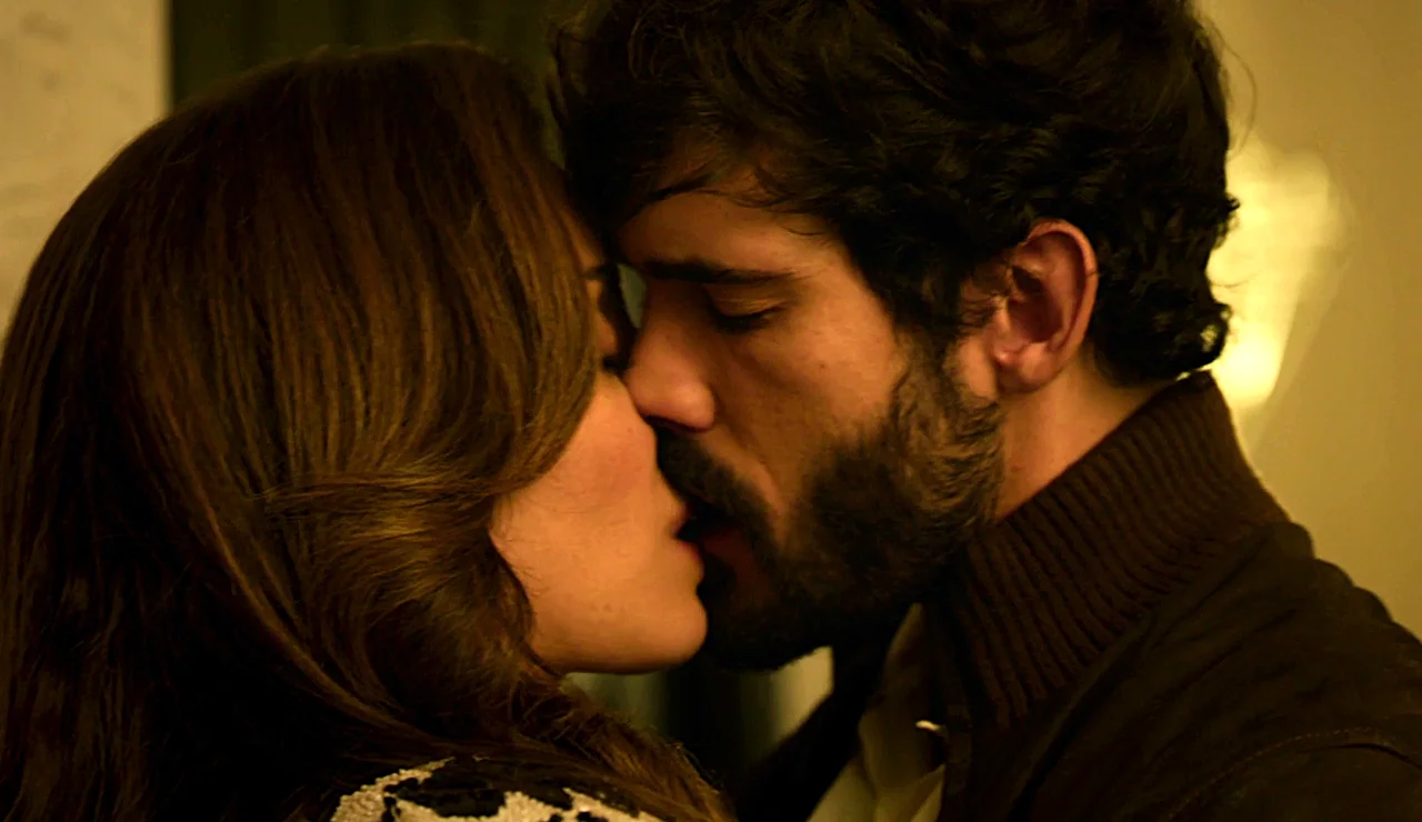 Oliver y Eva se besan apasionadamente tras una romántica cena… ¿se estarán enamorando?