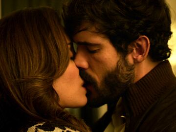 Oliver y Eva se besan apasionadamente tras una rom&aacute;ntica cena&hellip; &iquest;se estar&aacute;n enamorando?