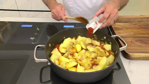 Agrega el comino, la pimienta, el pimentón, la hoja de laurel, el vino, la salsa de soja y el fumet Agrega el comino, la pimienta, el pimentón, la hoja de laurel, el vino, la salsa de soja y el fumet