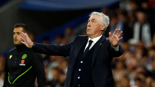 Carlo Ancelotti gesticula anoche en el Santiago Bernab&eacute;u