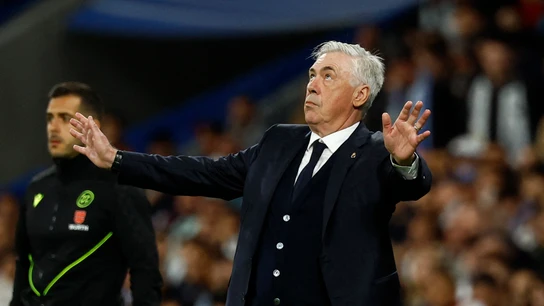 Carlo Ancelotti gesticula anoche en el Santiago Bernabéu Carlo Ancelotti gesticula anoche en el Santiago Bernabéu