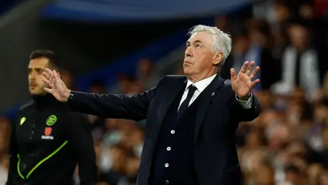 Carlo Ancelotti gesticula anoche en el Santiago Bernabéu Carlo Ancelotti gesticula anoche en el Santiago Bernabéu