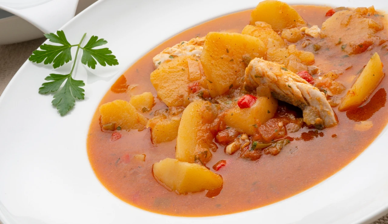 Karlos Arguiñano elabora un guisado de patatas con caballa: "Perfecto para compartir"