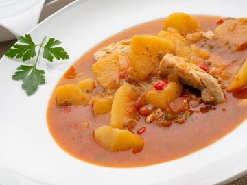 Karlos Arguiñano elabora un guisado de patatas con caballa: "Perfecto para compartir"