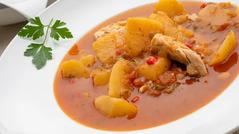Karlos Arguiñano elabora un guisado de patatas con caballa: "Perfecto para compartir" Karlos Arguiñano elabora un guisado de patatas con caballa: "Perfecto para compartir"
