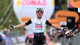 Juan Ayuso celebra su victoria en la s&eacute;ptima etapa del Giro de Italia