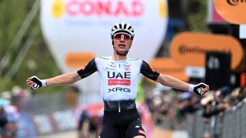 Juan Ayuso celebra su victoria en la séptima etapa del Giro de Italia