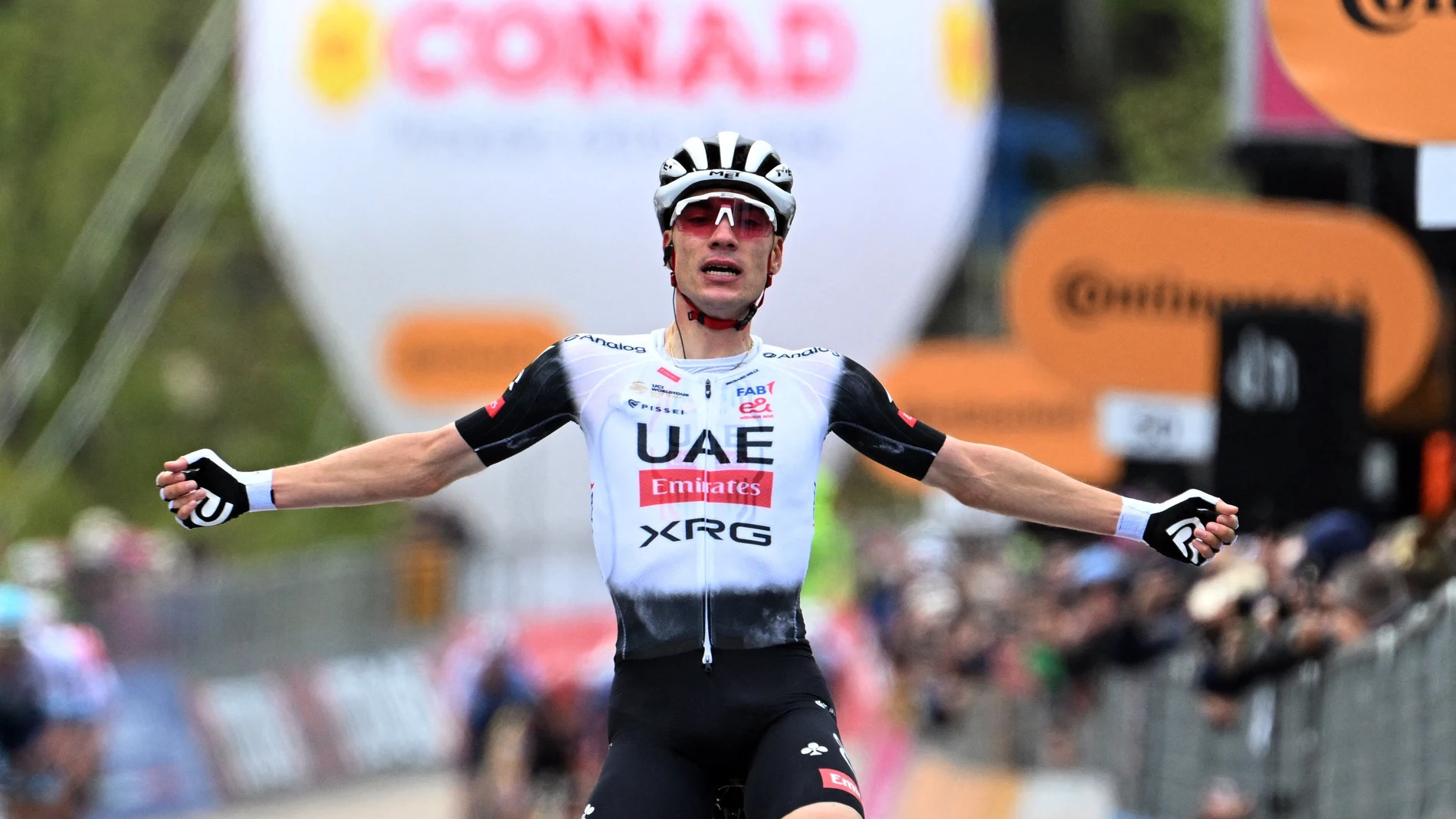 Juan Ayuso celebra su victoria en la séptima etapa del Giro de Italia Juan Ayuso celebra su victoria en la séptima etapa del Giro de Italia