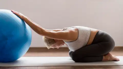 Mujer con una fitball haciendo una variante de Roll Out Mujer con una fitball haciendo una variante de Roll Out