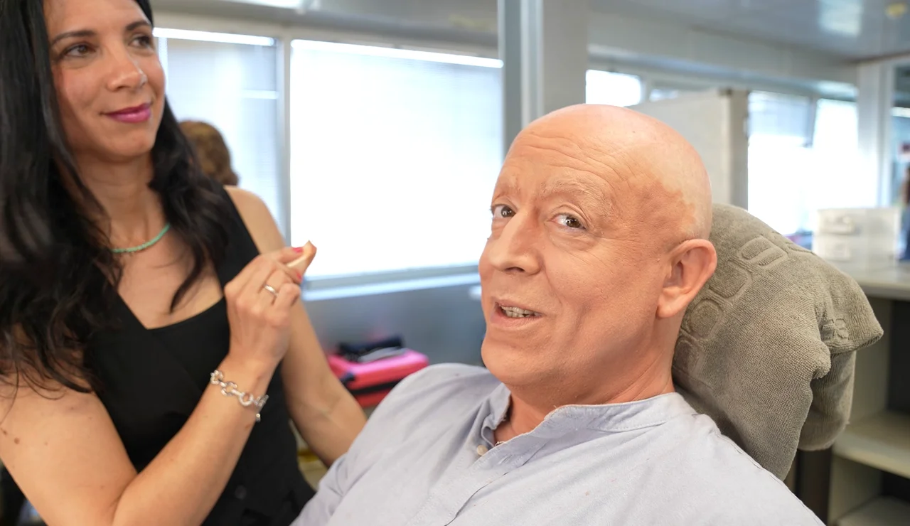 Los chistes de Goyo Jiménez amenizan la sala de maquillaje: descubre los secretos de la caracterización de la sexta gala