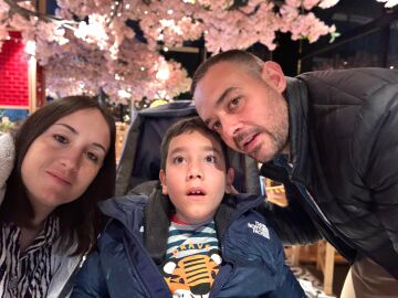 Adrián y sus padres