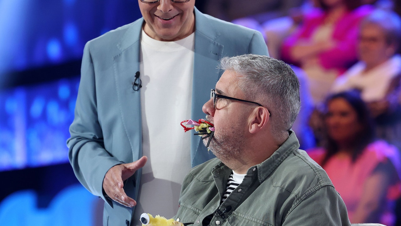 Manu Baqueiro sorprende al jurado con un regalo personalizado… ¡pero Flo se lo acaba comiendo! Manu Baqueiro sorprende al jurado con un regalo personalizado… ¡pero Flo se lo acaba comiendo!